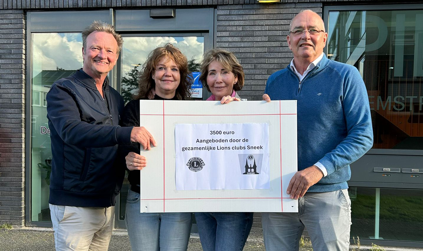 Drieke Dijkstra en Antje Haringsma van de Waterman en Arjen Zeevenhooven en Auke Jelle Kingma van de Lionsclubs